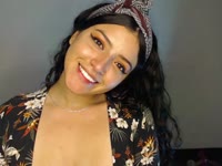 Soy una chica auténtica, juguetona y con un toque de misterio que te atrapará desde el primer momento. Me encanta hacer sentir cómodos a quienes me visitan, crear una conexión especial y que cada encuentro sea único.
Tengo una energía divertida y sensual, me gusta coquetear, provocar y sorprender. En mis shows mezclo sensualidad, actitud y cercanía para que sientas que estás conmigo, sin filtros.
Si buscas alguien con quien reír, disfrutar y dejarte llevar… estás en el lugar correcto. Ven, relájate, y déjame mostrarte por qué siempre querrás volver