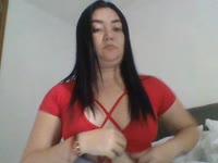 Quitarme la ropa es solo el primer paso, la forma de tocar el cielo a través de mis deseos, usando mis juguetes y gimiendo tu nombre.