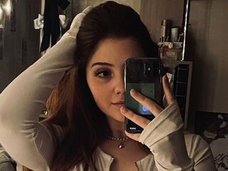 topless webcamgirl AdrienMusni