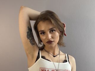 cam girl playing with vibrator CammiePratten