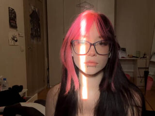 camgirl masturbating with dildo JameyStaffieri