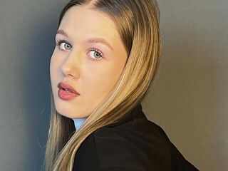 naughty camgirl masturbating with vibrator JoycelynDoctor