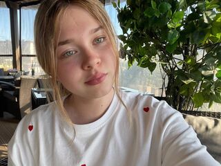 hot cam girl masturbating with dildo KendallHennig