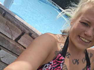 cam girl playing with vibrator LaylaM