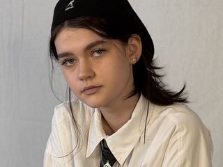 naughty camgirl masturbating with vibrator LeannMolineaux