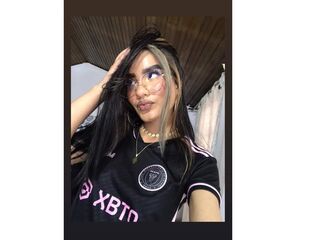cam girl playing with dildo MadisonLeder