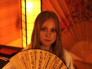 naked cam girl masturbating with sextoy MandiKressierer