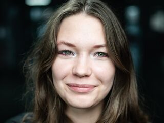 camslut showing tits MargertSpinoza