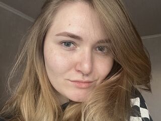 naked camgirl masturbating with vibrator MissBrooksy