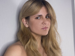 naked webcamgirl NayaMorel